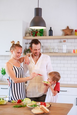 Sichere Küchen für Familien: Kinderschutz und Barrierefreiheit in der Küchenplanung